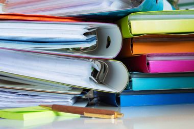 Office belgeleri ve çalışma kitaplarını ofiste iş büyük bir miktar bir kavram olarak yığınları
