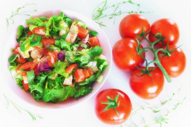 Mozzarella peyniri gibi Topingler ile sebze salata domates,