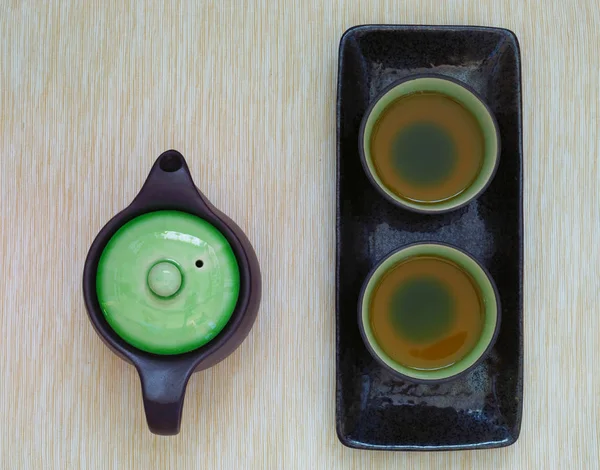 Gebrouwen en gezonde Japanse groene thee geserveerd in traditionele hohin en shiboridashi gerechten — Stockfoto