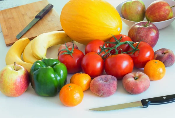 Legumes e frutas saudáveis e suculentos na mesa de kithen, um excelente ingrediente em uma refeição vegetariana ou um acompanhamento. — Fotografia de Stock