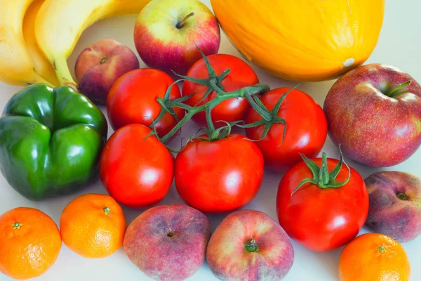 Sayuran dan buah-buahan yang sehat dan berair di meja kithen, bahan yang sangat baik dalam makanan vegetarian atau lauk — Stok Foto