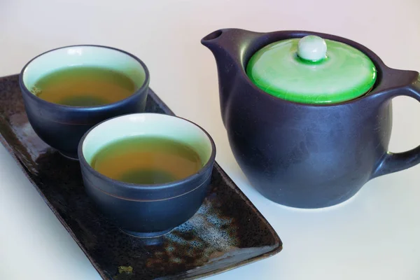 Gebrouwen en gezonde Japanse groene thee geserveerd in traditionele hohin en shiboridashi gerechten — Stockfoto