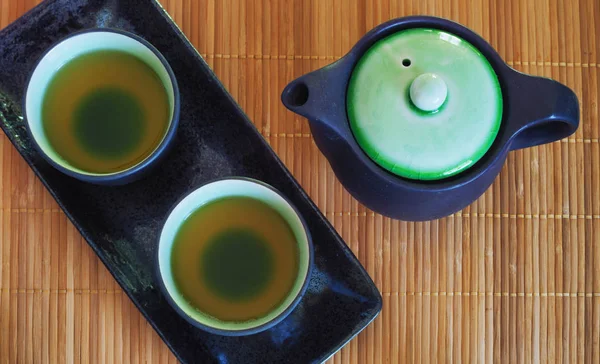 Сваренный и здоровый японский зеленый чай подается в традиционных хохинских и шиборидаси блюдах — стоковое фото