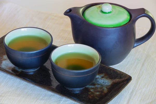 Brewed and healthy Japanese green tea served in traditional hohin and shiboridashi dishes — Stock Photo, Image