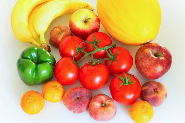 Legumes e frutas saudáveis e suculentos na mesa de kithen, um excelente ingrediente em uma mea vegetariana para um prato lateral — Fotografia de Stock
