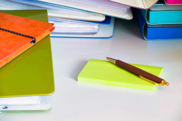 Stapels van office-documenten en werkmappen als een concept van een grote hoeveelheid werk op kantoor — Stockfoto