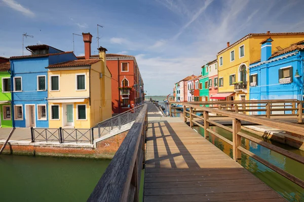 A arquitetura colorida da ensolarada Ilha de Burano, uma atração turística perto de Veneza, Itália, que mostra a harmonia, abordagem alegre e estilo de vida — Fotografia de Stock