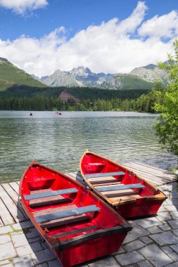 Panorama mountain lake Strbske Pleso Tatra Dağları'nda. Summers'ın renkleri ve yüzme için tekne