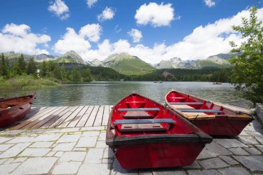 Panorama mountain lake Strbske Pleso Tatra Dağları'nda. Summers'ın renkleri ve yüzme için tekne