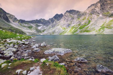 Yüksek dağlarda doğal göl / peyzaj