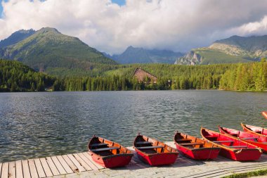 Dağ tepe Yüzme arasında kristal göl
