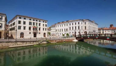 Treviso / su manzaralı tarihi mimarisi ve Nehri canal