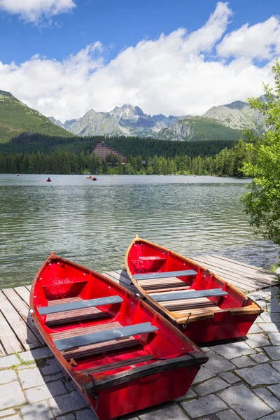 Panorama mountain lake Strbske Pleso Tatra Dağları'nda. Summers'ın renkleri ve yüzme için tekne