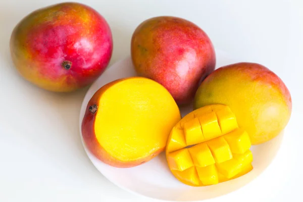 Färsk mango, hela och cut att äta visas mot ljus bakgrund — Stockfoto
