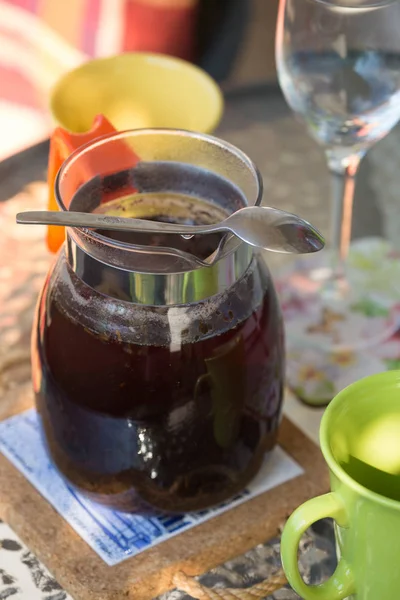 Een kruik van vers gezette thee — Stockfoto