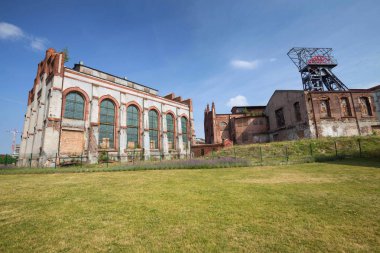 Endüstriyel manzara eski maden girişi