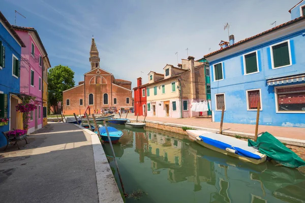 Casas coloridas da ilha de Burano / pequena aldeia perto da Veneza — Fotografia de Stock