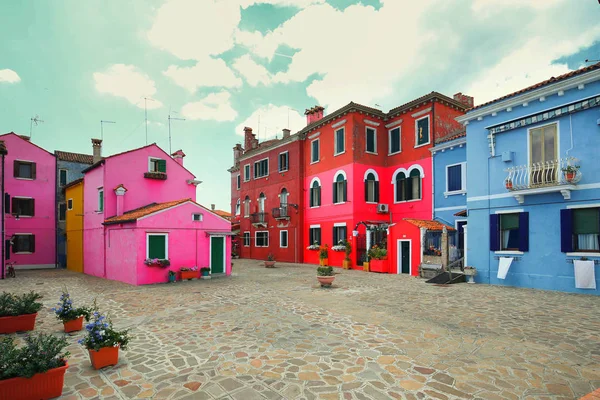 La colorida arquitectura de la soleada isla de Burano, una atracción turística cerca de Venecia, Italia, que muestra la armonía, enfoque alegre y estilo de vida — Foto de Stock
