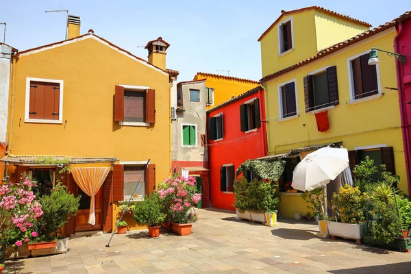 Pequeño, acogedor patio con colorida casa de campo / Burano, Venecia / El pequeño patio con paredes brillantes de casas — Foto de Stock