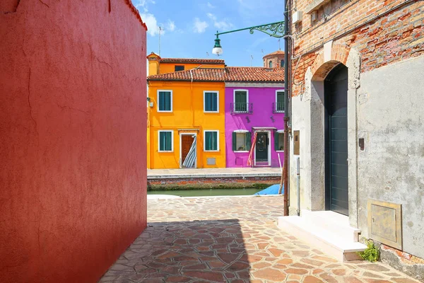Kleine, gezellige binnenplaats met kleurrijke cottage / Burano, Venetië / de kleine werf met lichte muren van huizen — Stockfoto