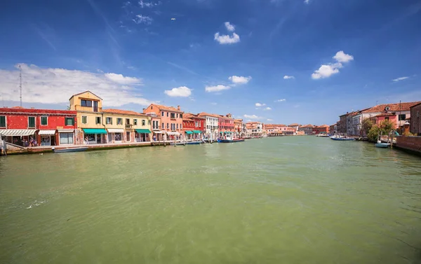 Ilha Murano, pequena aldeia perto da Veneza / Panorama do canal fluvial e arquitetura histórica — Fotografia de Stock