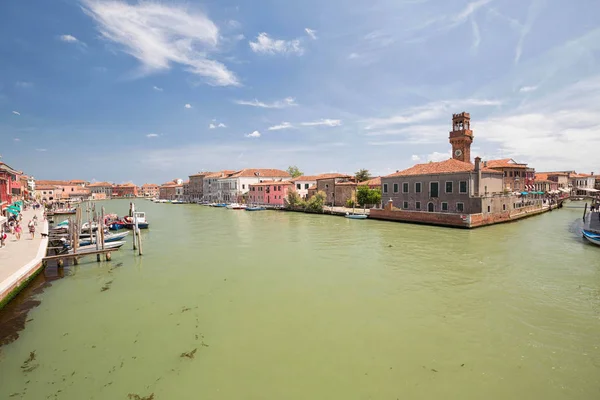 Ilha Murano, pequena aldeia perto da Veneza / Panorama do canal fluvial e arquitetura histórica — Fotografia de Stock