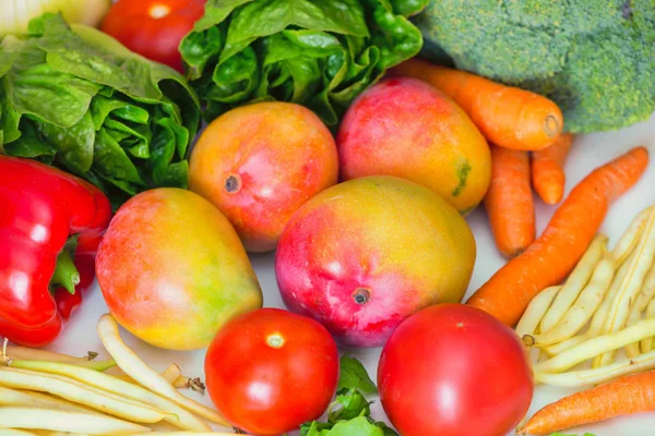 Vários tipos de vegetais frescos e fritas, que são excelentes para refeições vegetarianas, bem como ingredientes saudáveis de pratos — Fotografia de Stock