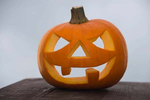 Halloween Jack o Lanterna, entre folhas de outono, lâmpadas e velas Imagem De Stock
