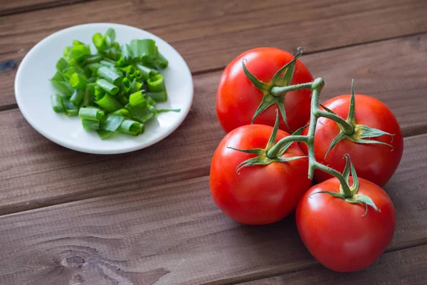 Tomate fresco e cebolinha para o café da manhã — Fotografia de Stock