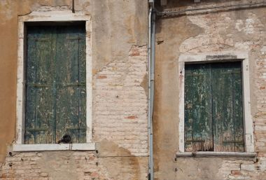 pitoresk eski duvar ve panjurlar