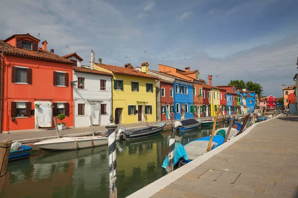 Edifícios coloridos forro cannal, Ilha de Burano, Veneza Italia — Fotografia de Stock