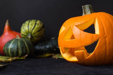 Halloween Jack o fener, arasında sonbahar yaprakları