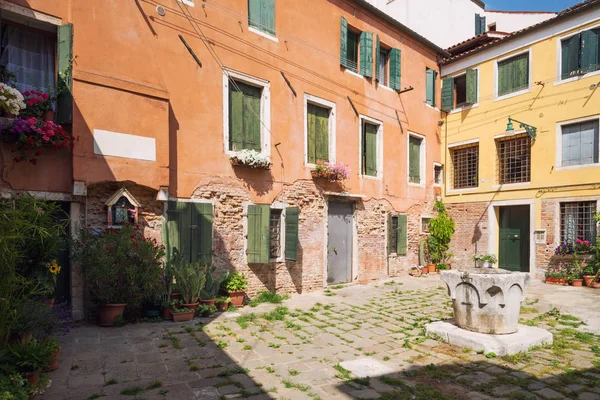 Pequeño y acogedor patio con colorida casa de campo / Venecia en Italia / El pequeño patio con paredes brillantes de casas — Foto de Stock