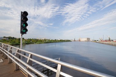 Yeşil ışık köprüsü üzerinde