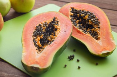 Masanın üzerine tatlı papaya meyve görünümü
