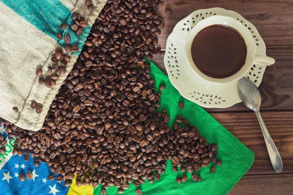 Café brasileño, frijoles y taza de café — Foto de Stock