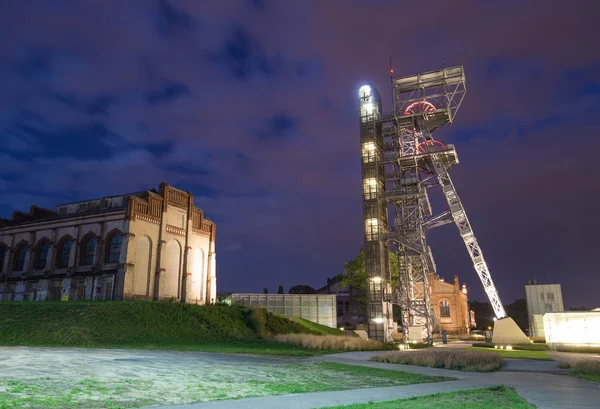 Katowice, az éjszaka / ipari táj a régi bánya akna — Stock Fotó