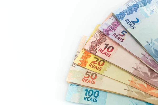 Dinero brasileño / reales, sobre fondo blanco —  Fotos de Stock