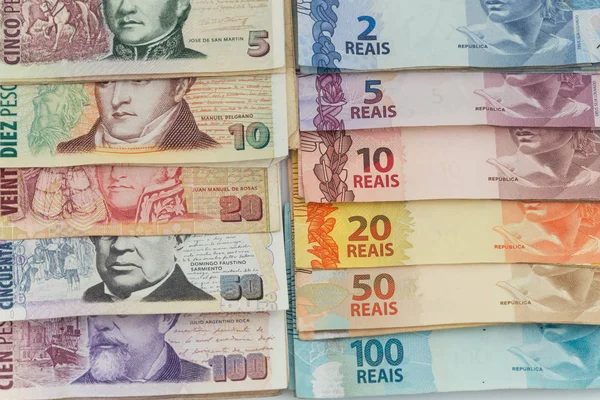 Monnaie brésilienne et peso argentin / concept d'entreprise — Photo