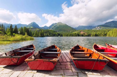 Panorama mountain lake Strbske Pleso Tatra Dağları'nda. Summers'ın renkleri ve yüzme için tekne