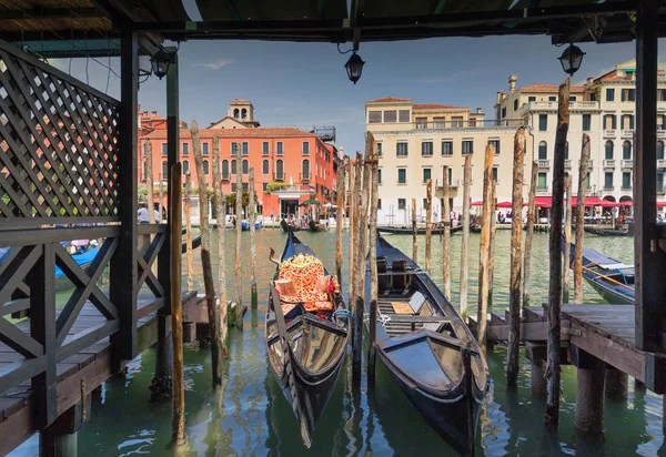 Venezia / Veduta del fiume e dell'architettura storica della città — Foto Stock