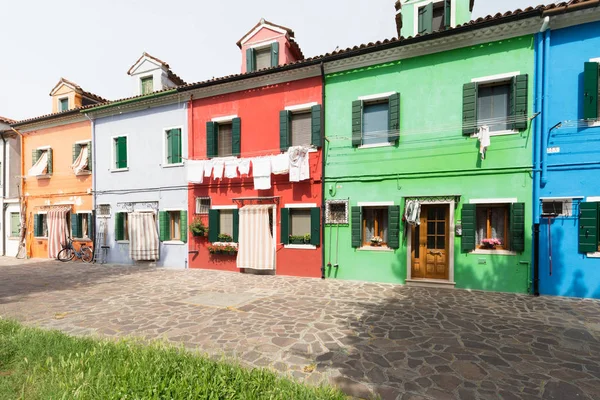 Casas coloridas de la isla de Burano / pequeño pueblo cerca de la Venecia — Foto de Stock