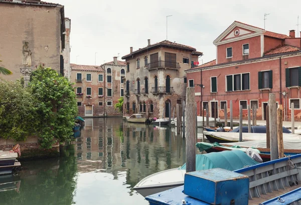 Venecia / Vista del río y la arquitectura histórica de la ciudad — Foto de Stock