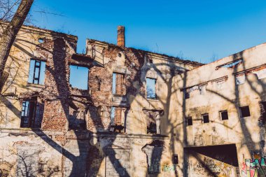 Eski terk edilmiş fabrikası, kalıntıları