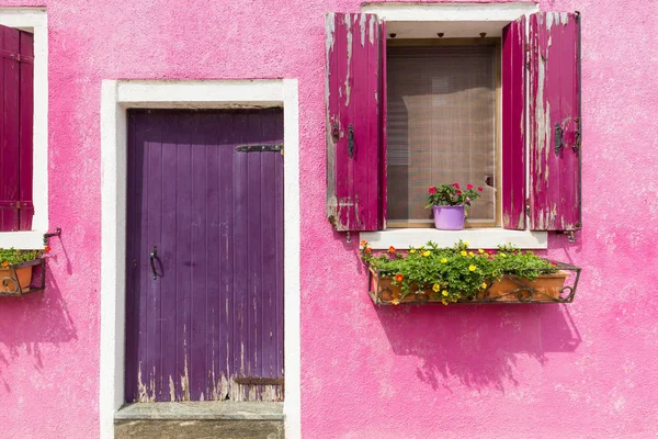 Malerische Alte Mauer Und Fensterläden — Stockfoto