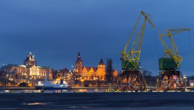 Szczecin gece / sahil manzaralı tarihi merkezi