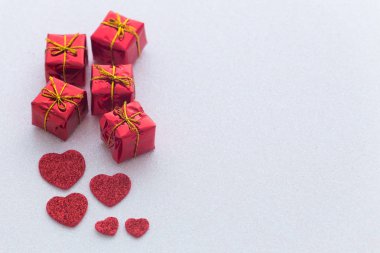 Dekoratif kalpleri ve hediye kutuları için sevilen bir adak yeri olan