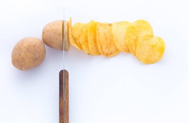 Beyaz arka planda izole edilmiş patates cipsi dilimleri.