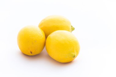 Beyaz arkaplanda limonlar