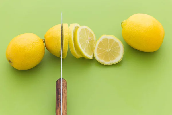 Нарізаний Лимон Зеленій Дошці — стокове фото